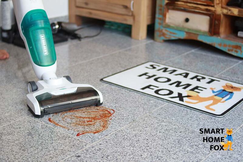 Man sieht, wie ein eingetrockneter Ketchup-Fleck mit dem Leifheit Regulus Aqua PowerVac entfernt wird.